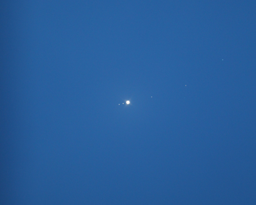 望遠鏡を使って撮影した木星の写真